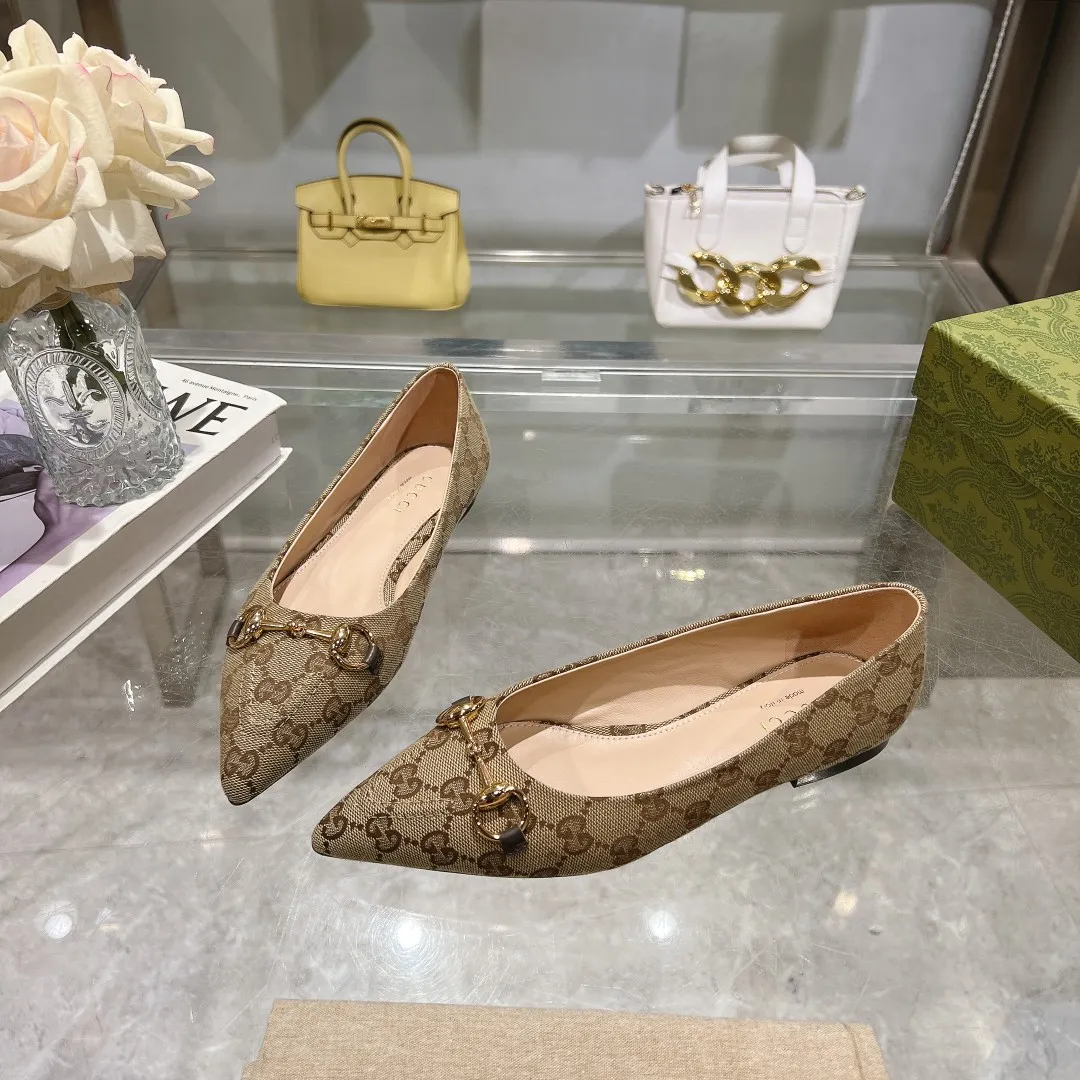 👟👟Ex-factory price 440👟👟 (genuine leather sole +40) Gucci Original GG canvas adds dazzling essence to these slingback pumps. Brown leather piping and light gold-toned hardware are complemented by beige and brown graphics. The pointed toe, elasticated straps and low heel all work together to create a comfortable fit. Upper: Made of first-layer imported patent cowhide/sheepskin lining. Outsole: Rubber non-slip outsole/genuine leather outsole. Size: 35-42 (34/41 42 customized, non-refundable)​